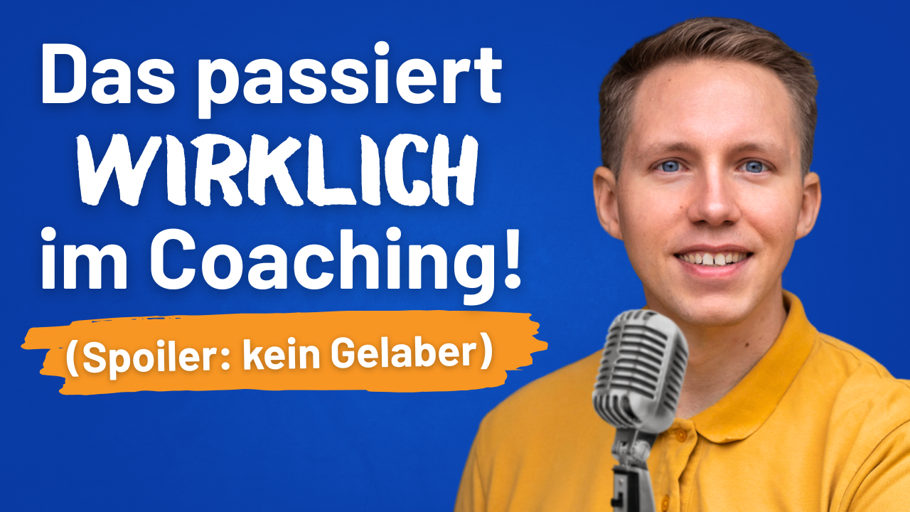 Man in yellow shirt talking into microphone; "Das passiert wirklich im Coaching!