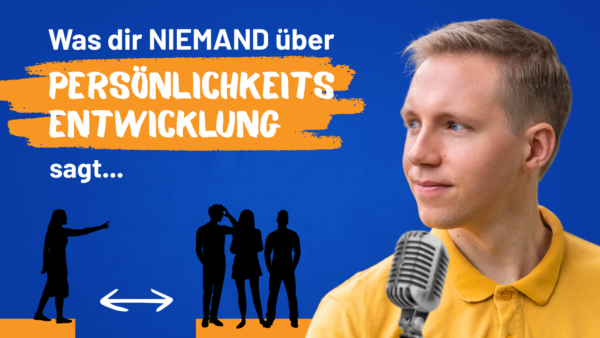 Mann spricht ins Mikrofon; Grafik zeigt isolierte Person, die von Gruppe weggeht. "Was dir NIEMAND über Persönlichkeitsentwicklung sagt...